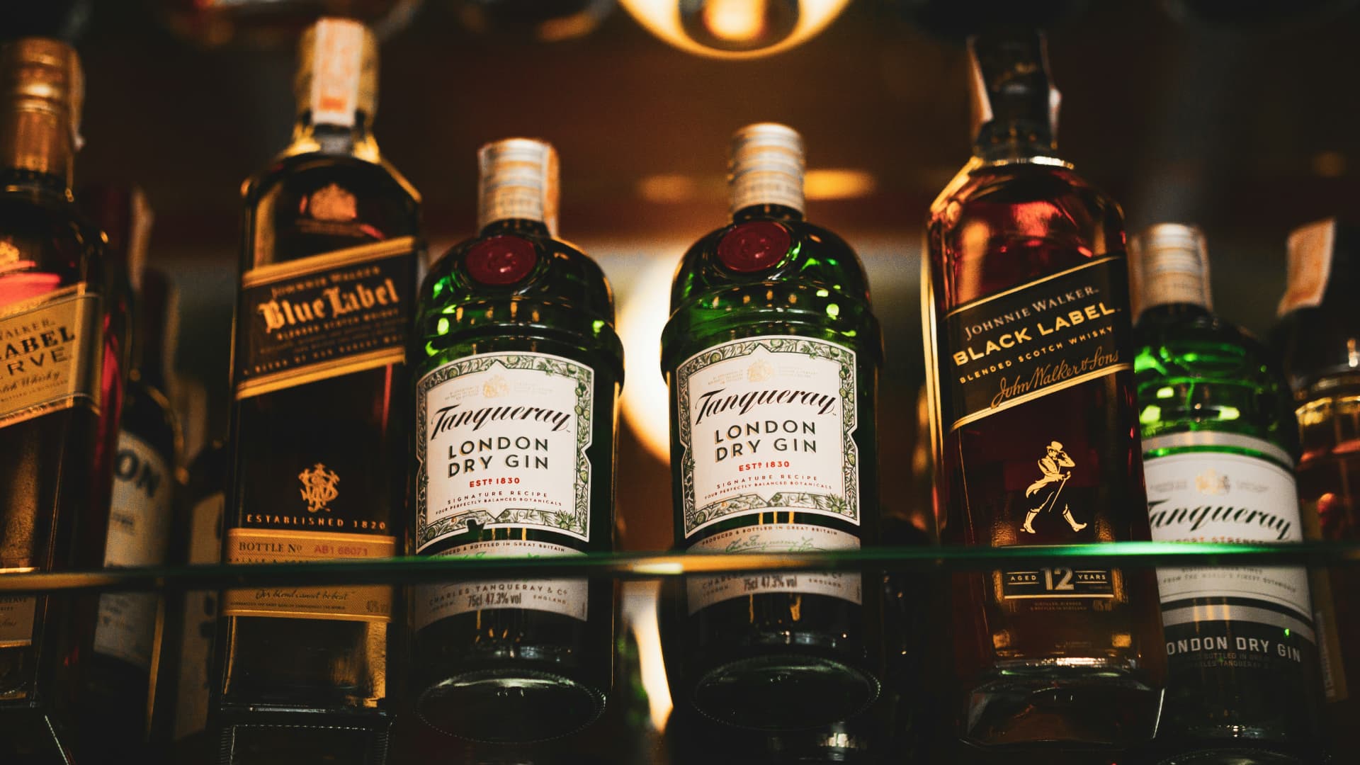 Raft de bar cu sticle de băuturi premium